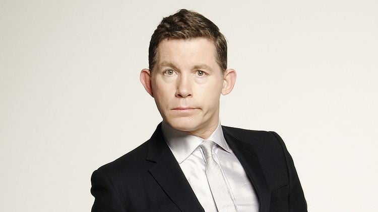 Lee Evans net worth and comedy performance on stage